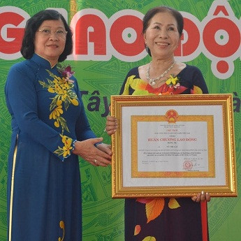 Doanh nhân Võ Thị Lấn đón nhận Huân chương lao động hạng 3