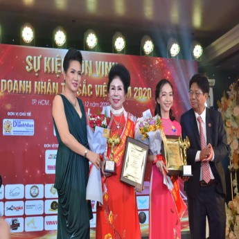 Doanh nhân Võ Thị Lấn được trao danh hiệu "Nữ doanh nhân cống hiến trọn đời vì sức khỏe cộng đồng"