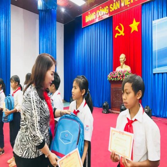 CÔNG TY TRÀ TÂM LAN ĐỒNG HÀNH CÙNG QUỸ HỌC BỔNG VỪ A DÍNH