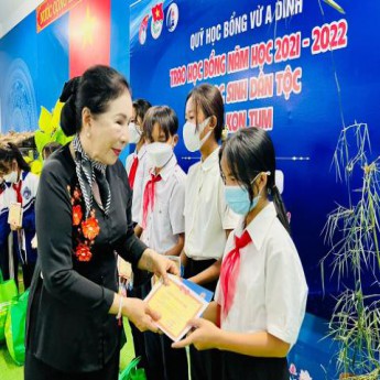 TRAO HỌC BỔNG NĂM HỌC 2021-2022
